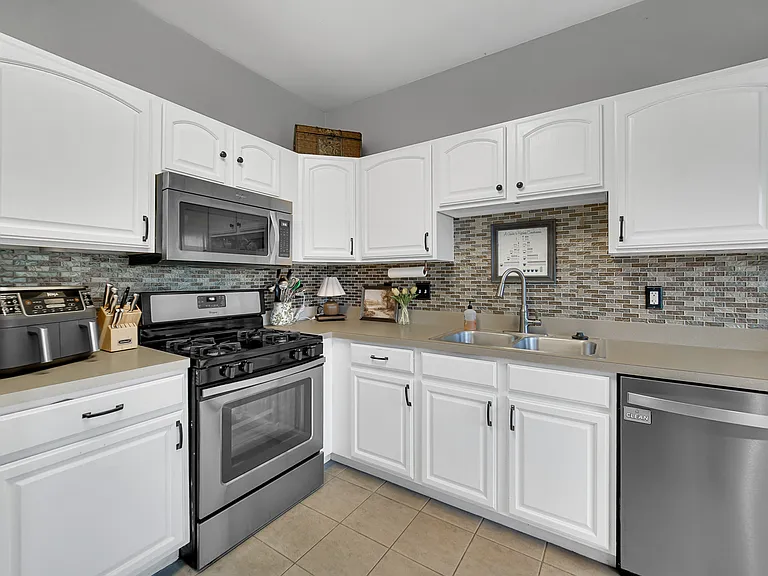 1882 N Wentworth Cir — Photo 23