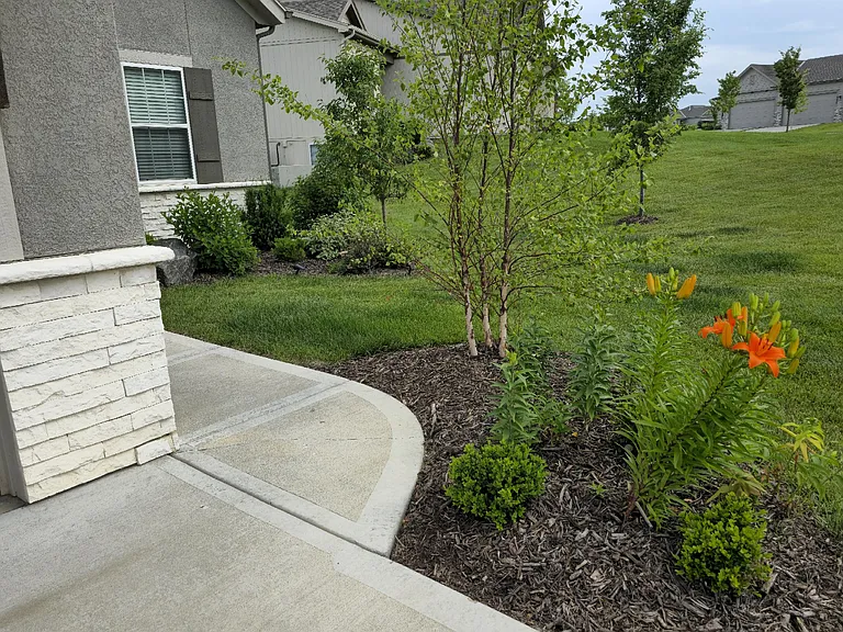 Home features HOA-provided maintenance, including snow removal and lawn care.