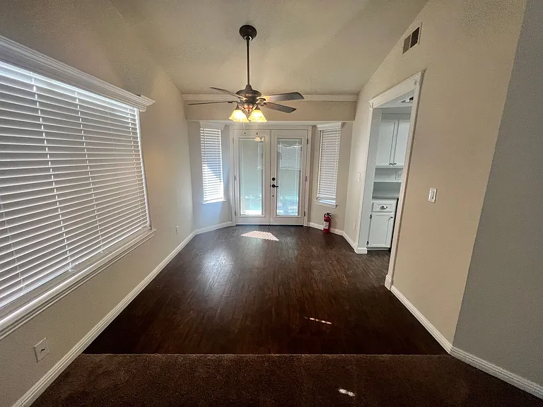 561 Amanda Ct — Photo 4