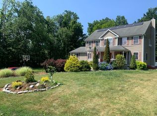 3 Crown Hill Dr, Sandy Hook, CT 06482