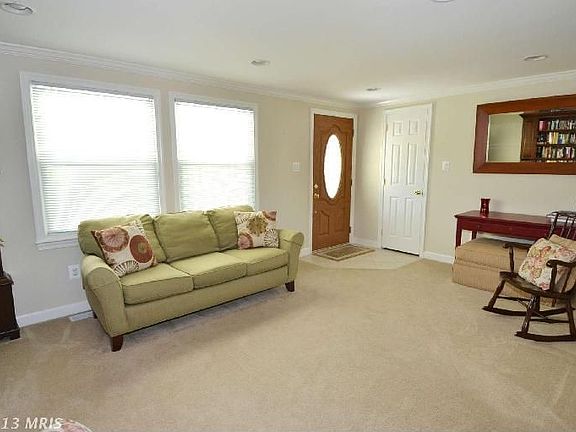 3rd image of 725 Oak Grove Cir