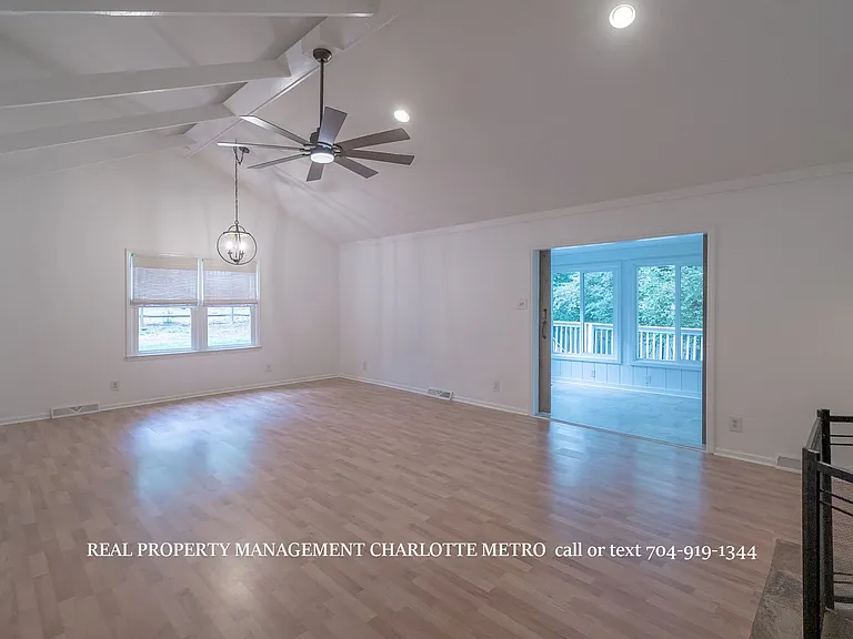 1059 Woodlake Ln — Photo 21
