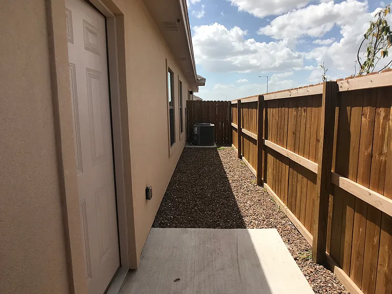 401 Newport Ave — Photo 16