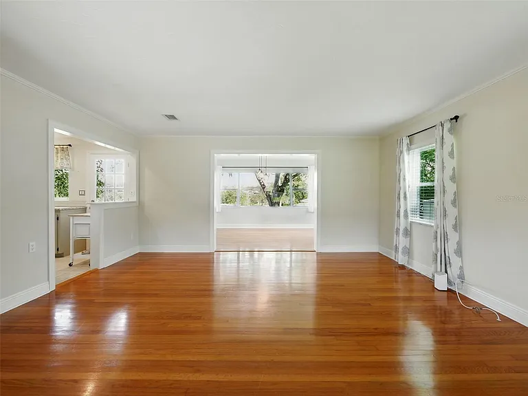 1426 Crestview Dr — Photo 4