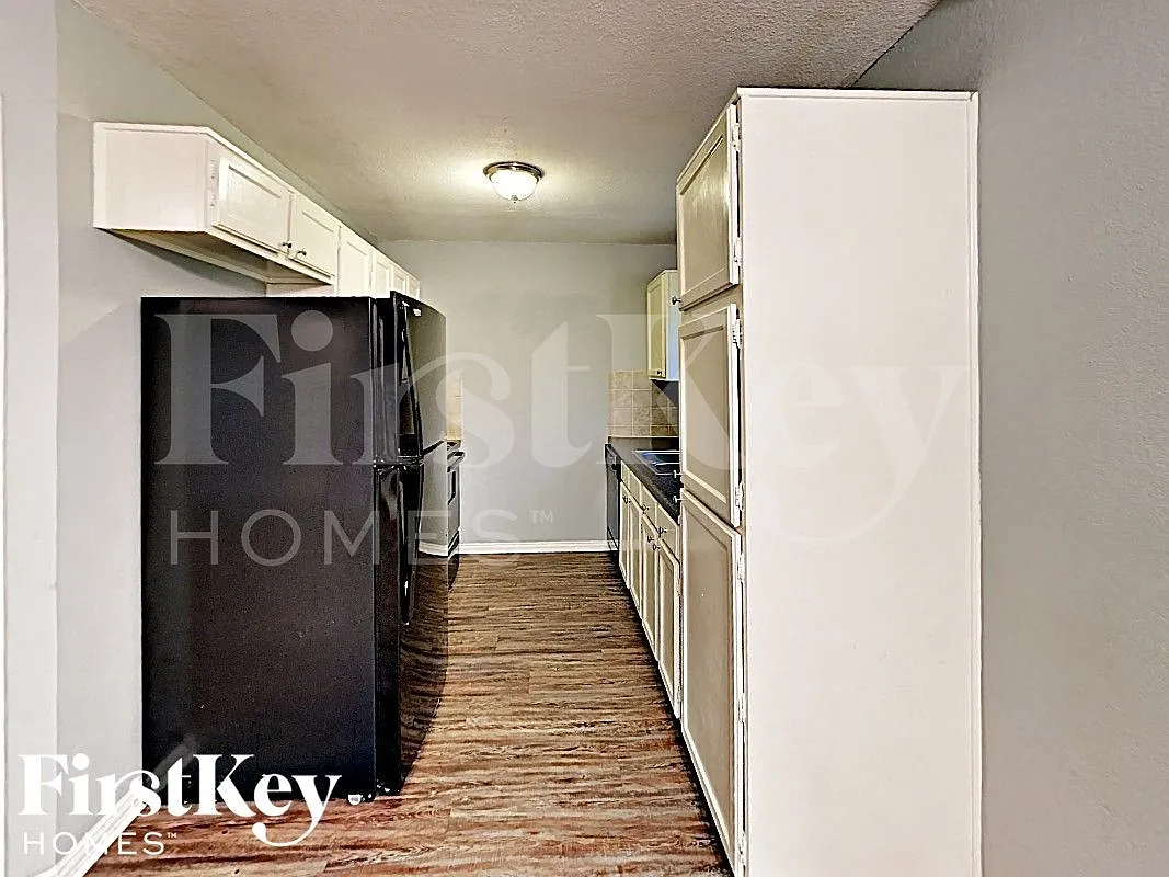 3 bed, 1.0 bath, 1259 sqft, $2,040 — Photo 4