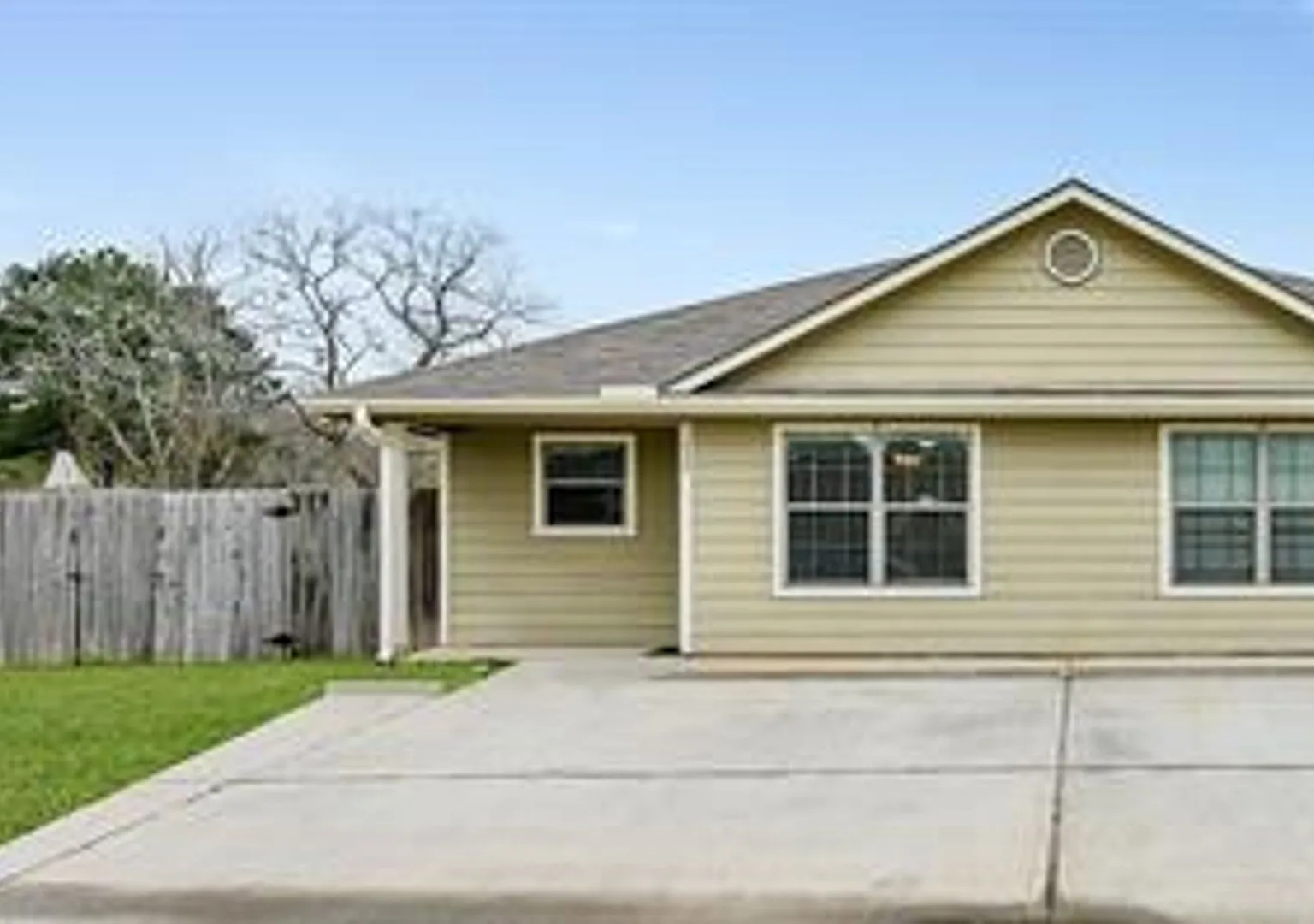 Rare Three Bedroom Two Bath Duplex in Willis — Photo 1