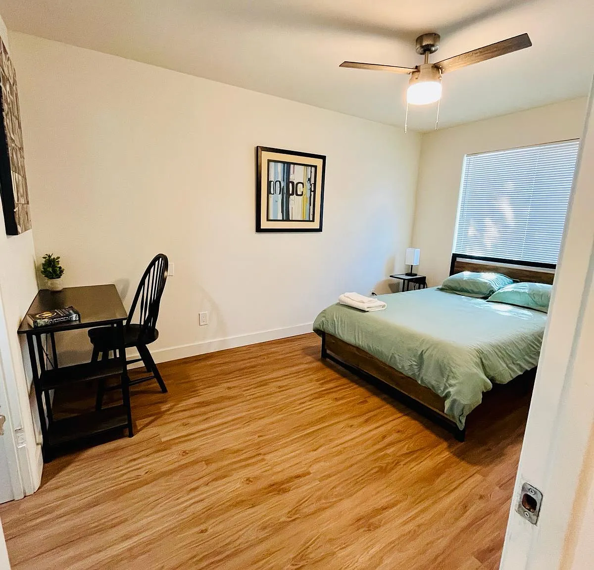 4 bed, 2.0 bath, 1400 sqft, $793 — Photo 3