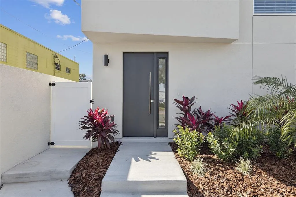 3 bed, 3.0 bath, 1807 sqft, $4,095 — Photo 1