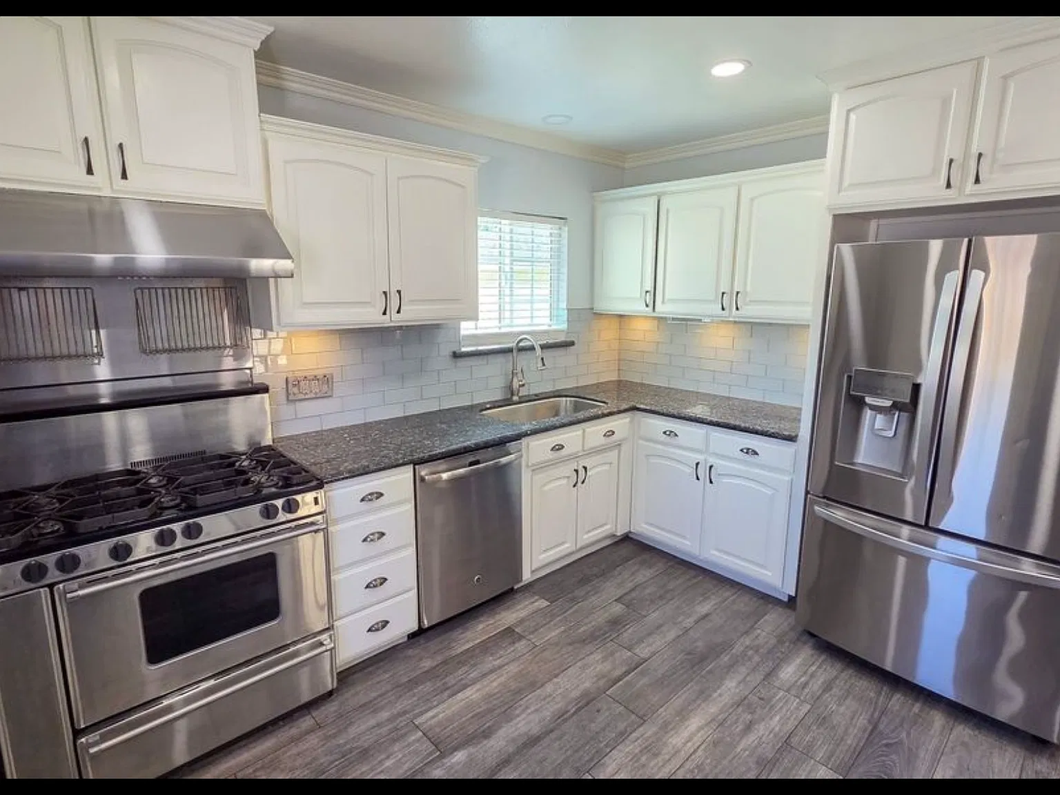 5 bed, 2136 sqft, $4,700 — Photo 2
