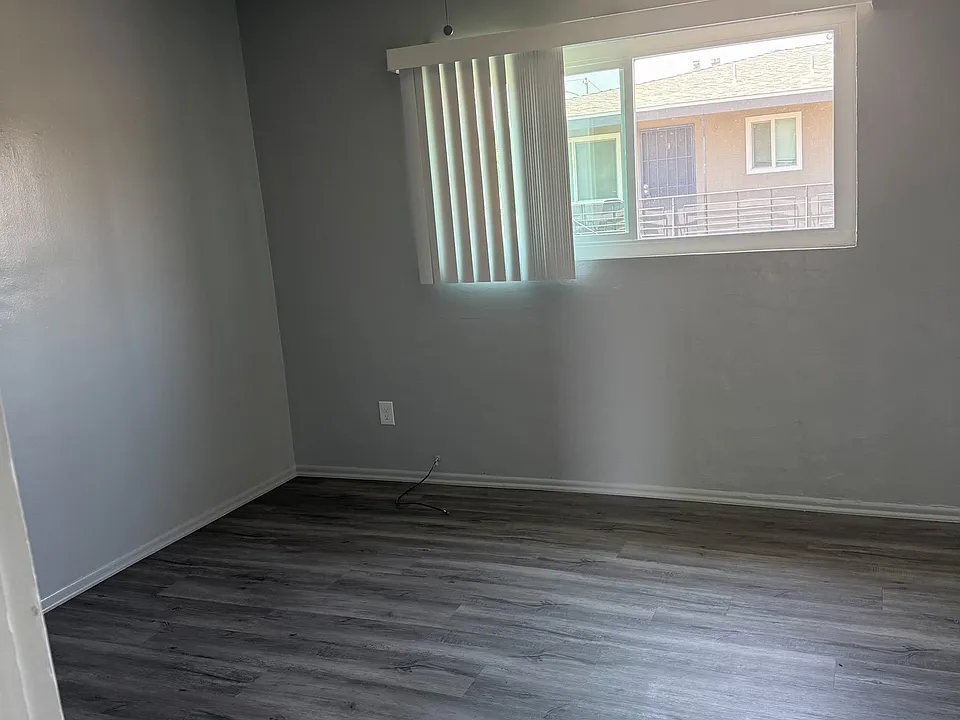 911 W La Palma Ave