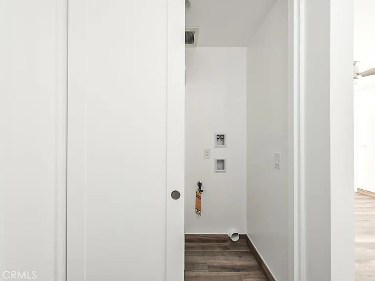 547 N Olive St — Photo 7