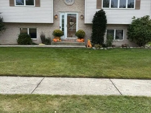 1509 Mockingbird Dr, Crown Pt, IN 46375