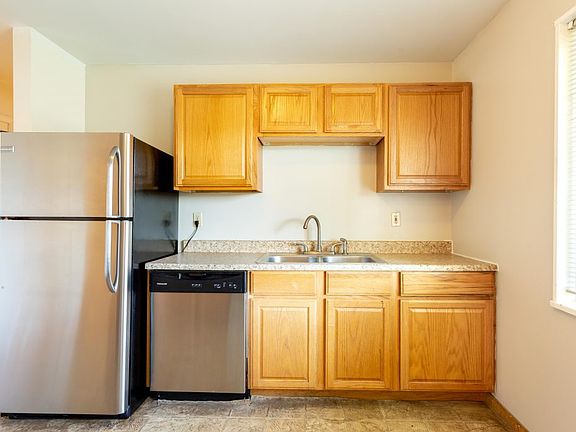 3rd image of 3285 Moorhead Ave