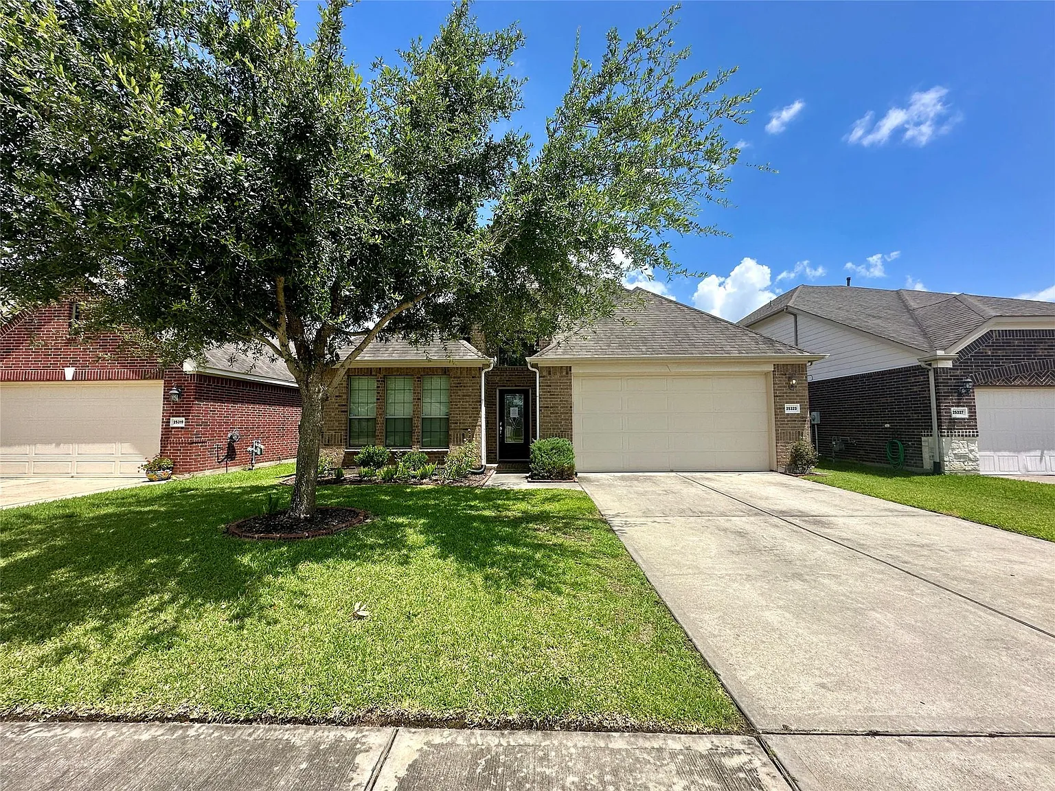3 bed, 2.0 bath, 2278 sqft, $2,575 — Photo 2