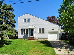 3 Mohawk Ln, Parlin, NJ 08859