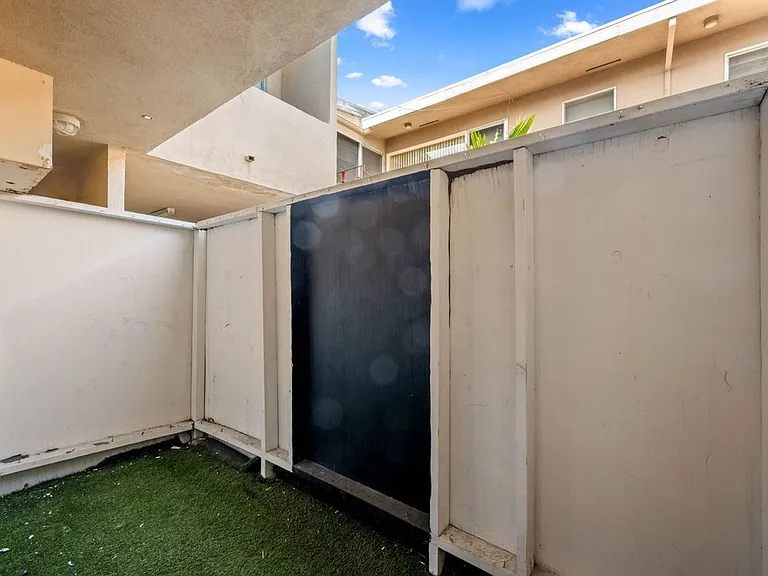 607 N Flores St — Photo 8
