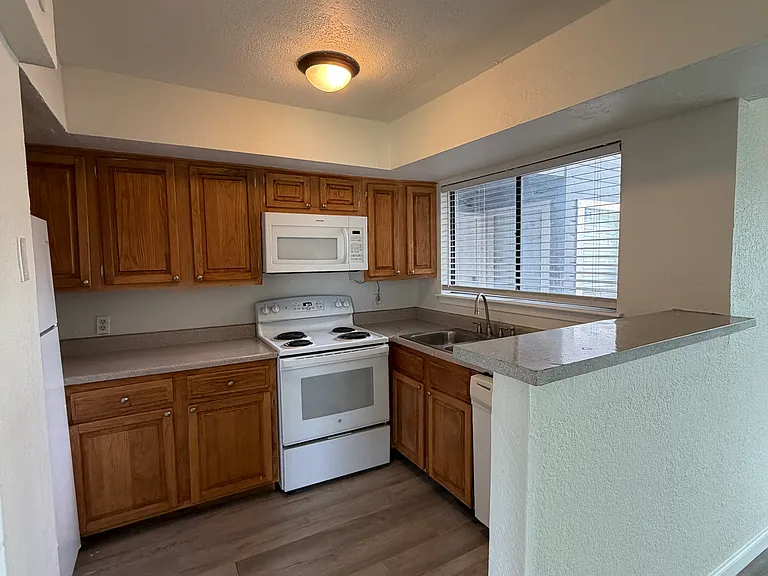 11520 N May Ave #206 — Photo 3