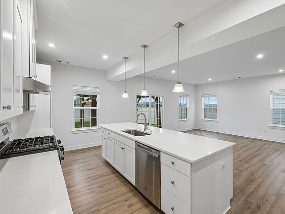 5th image of 833 Raintree Dr