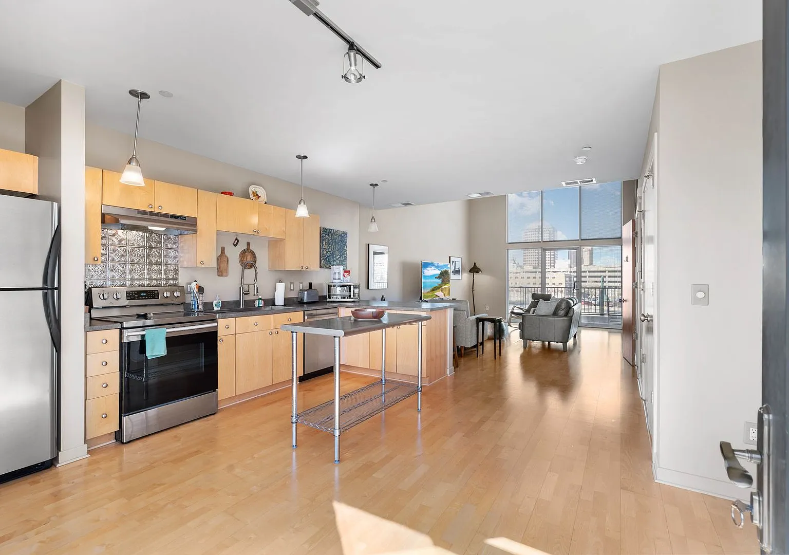 Luxury Furnished Loft on Broadway — Photo 3