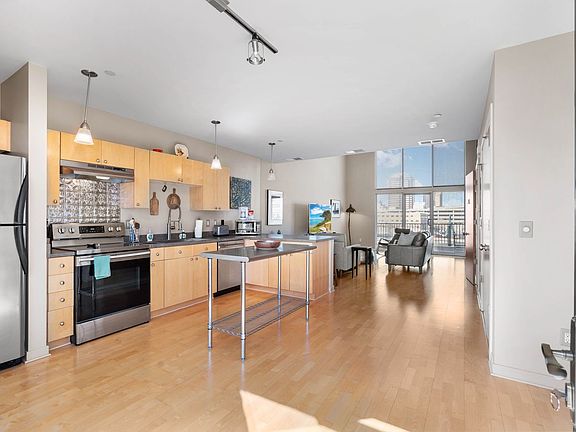 3rd image of 316 Broadway Blvd NE
