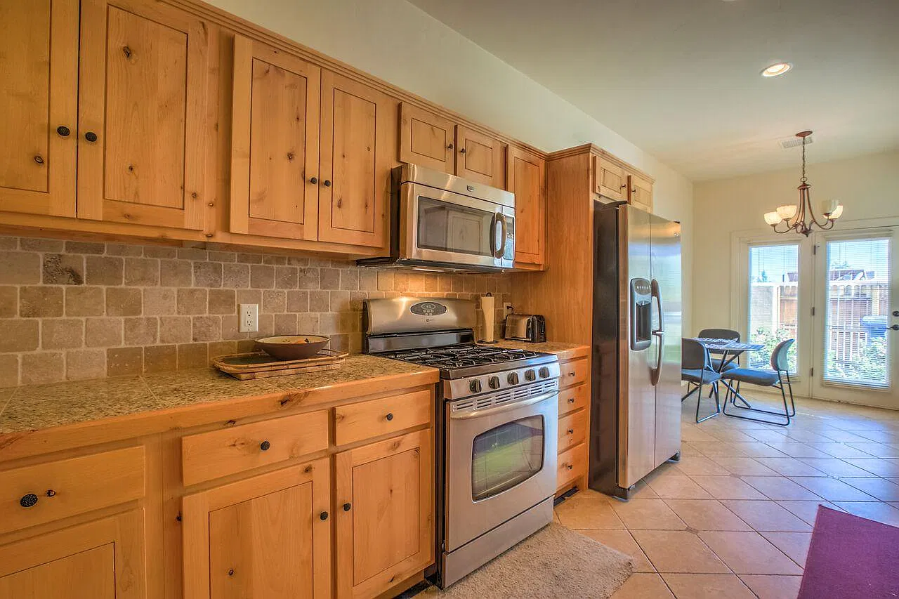 2425 Rice Ave NW — Photo 3
