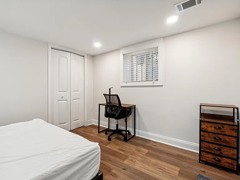 Venetian Dr SW — Photo 2