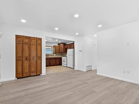 5th image of 25455 Hanover St
