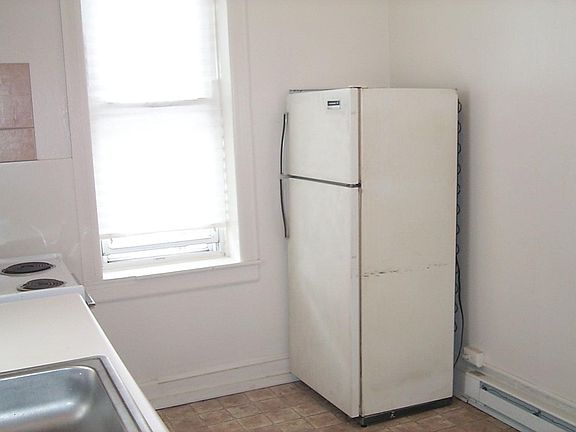 3rd image of 107 E Main St APT 4