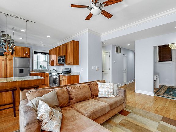 3rd image of 1426 W Lunt Ave APT 2S