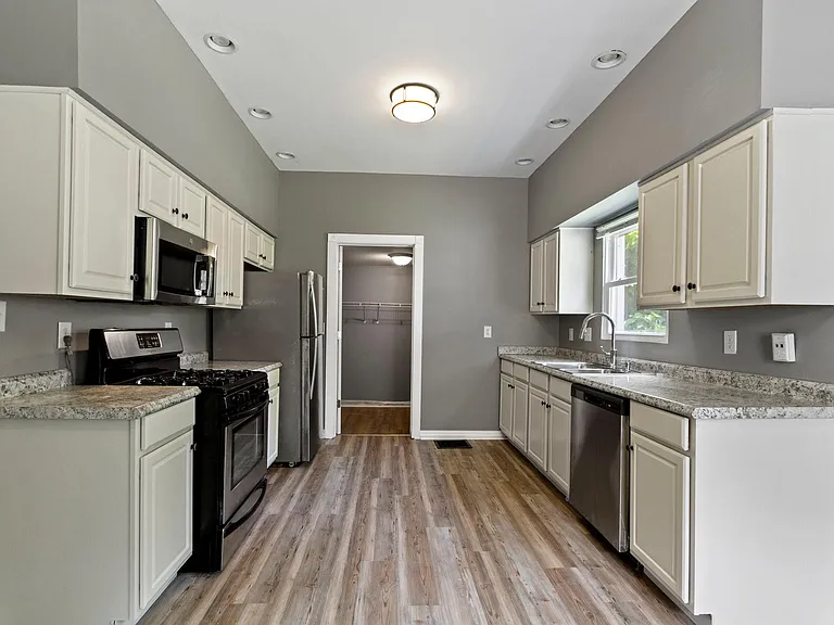 804 W 42nd St — Photo 16