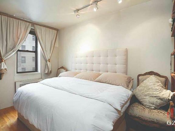 4th image of 200 E 28th St #5FF