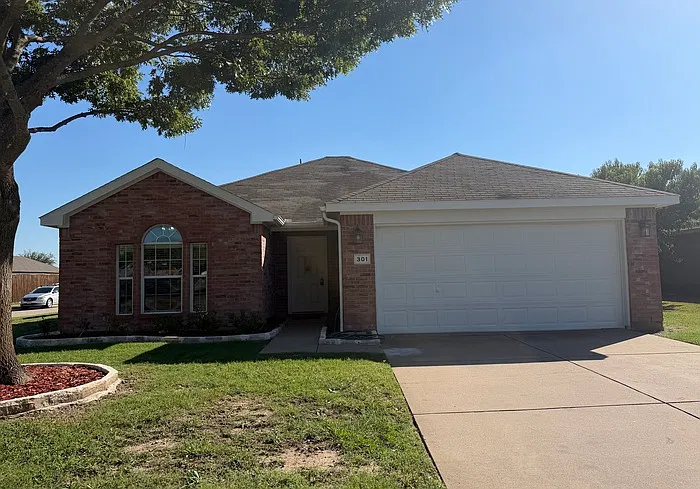 3 bed, 2.0 bath, 1391 sqft, $1,595 — Photo 1