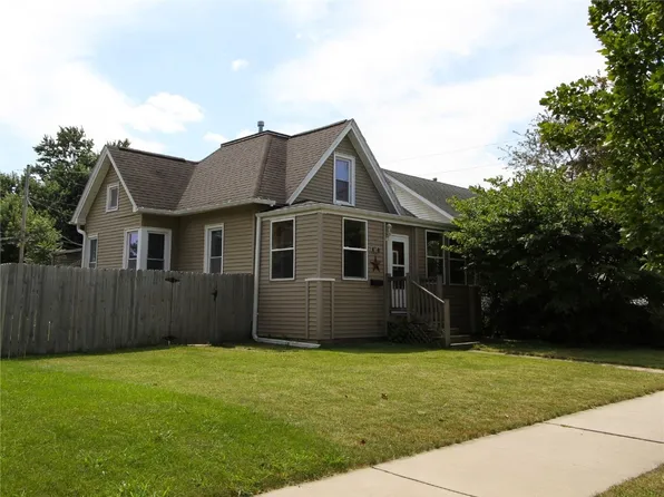 1017 E Ave NW, Cedar Rapids, IA 52405
