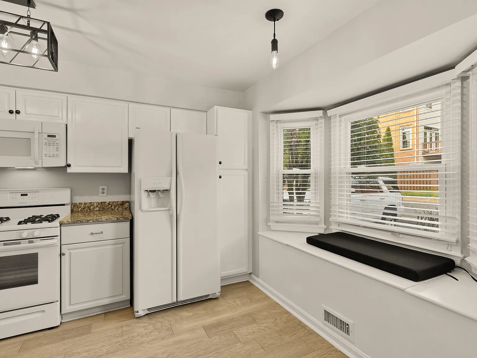 2 bed, 1472 sqft, $3,400 — Photo 4