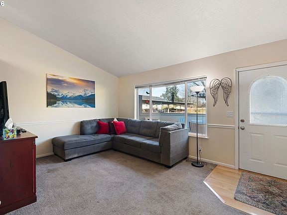 5th image of 5524 E St