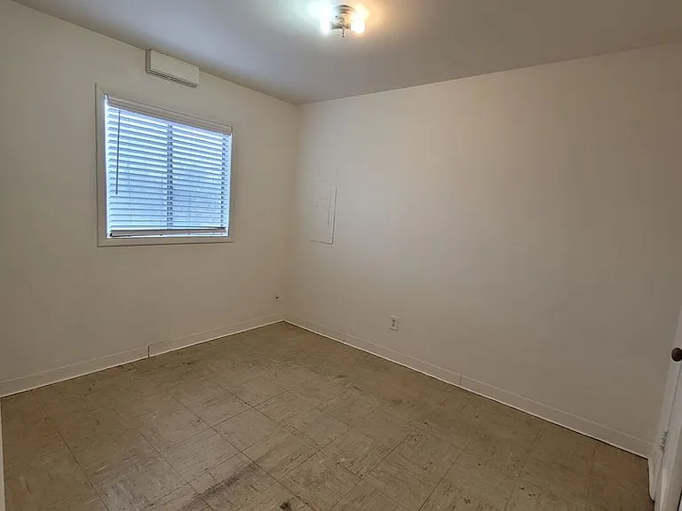 916-918 Lowry St — Photo 10