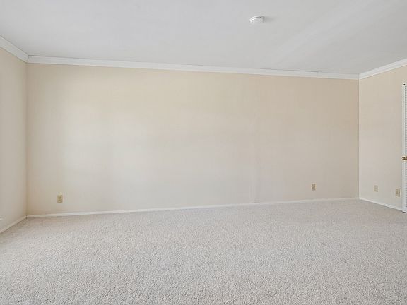 5th image of 902 N Lindale Ln