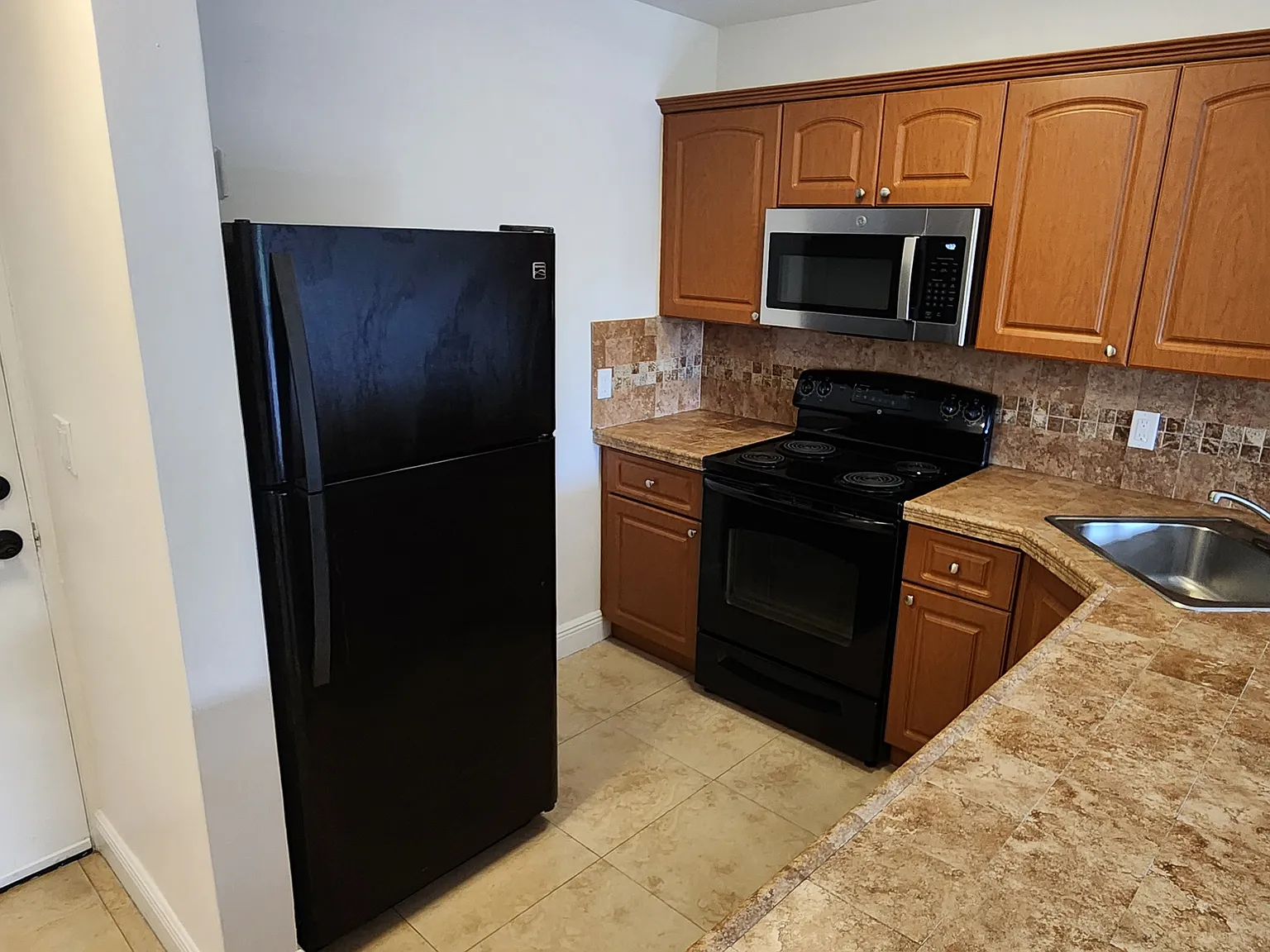 2 bed, 900 sqft, $2,075 — Photo 2
