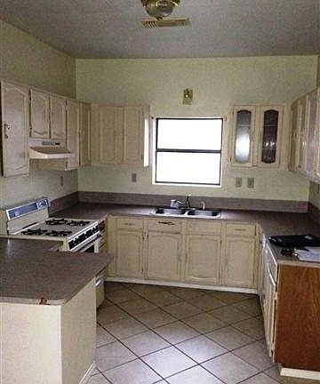 2nd image of 2215 Woodrow Dr