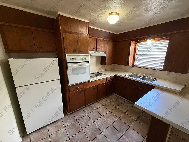 1406 S Avenue J — Photo 2