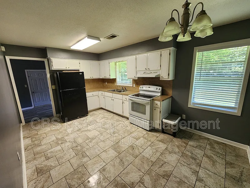 3 bed, 2.0 bath, 1215 sqft, $1,375 — Photo 4