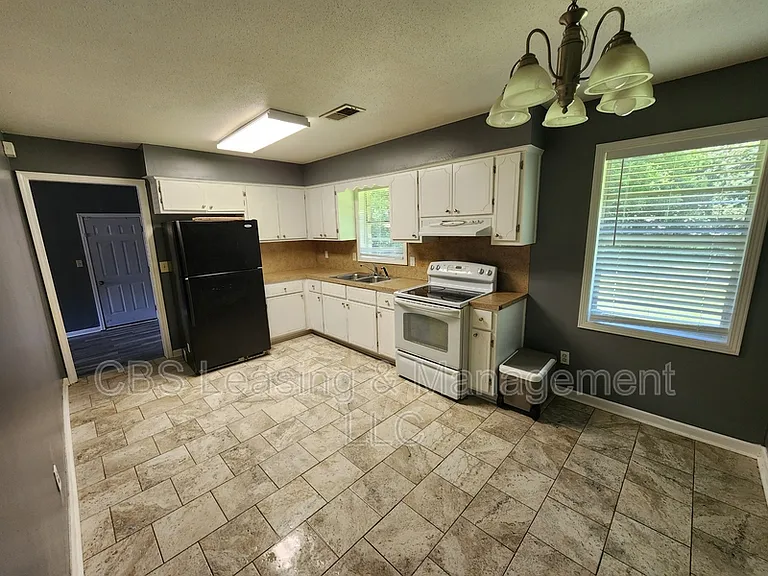 1406 Jackson Dr — Photo 5