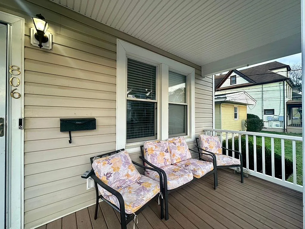 3 bed, 1269 sqft, $1,850 — Photo 1