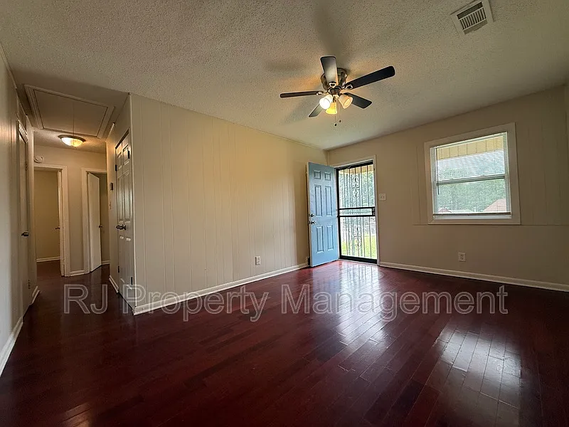 3 bed, 1.0 bath, 832 sqft, $1,095 — Photo 2