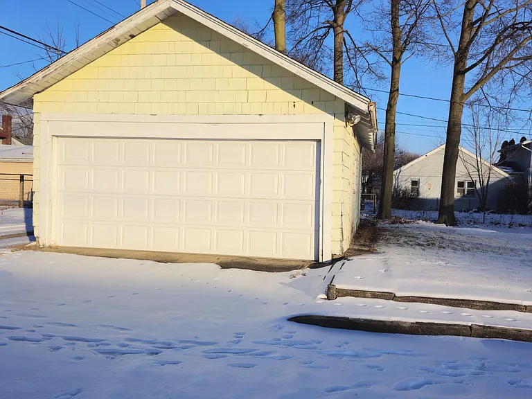 Detached garage