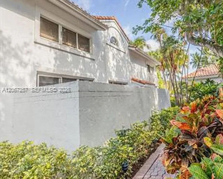 20935 NE 37th Ct #Townhouse 20935 — Photo 7