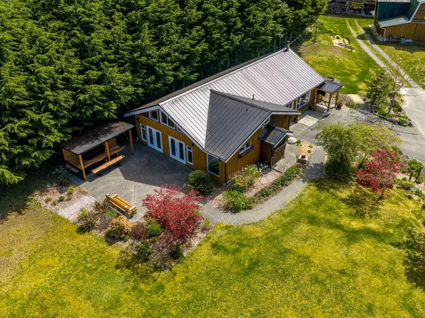 885 Lanqvist Rd, Mount Waddington, BC V0N 2R0