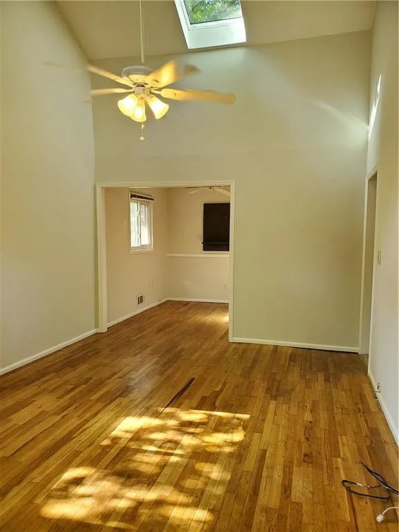3 bed, 1.0 bath, 1116 sqft, $2,395 — Photo 2