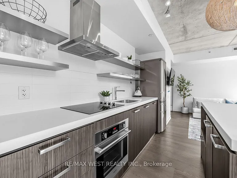 560 King St W #214 — Photo 5