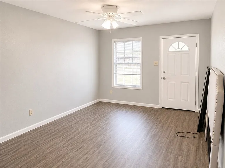 1613 Sw Pkwy — Photo 3